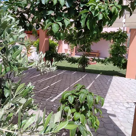 Апартамент Olive Grove House